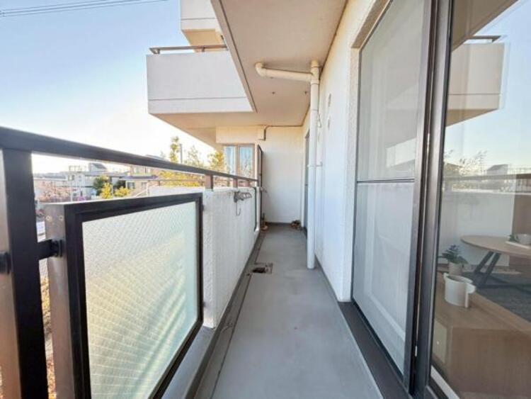 バルコニー 太陽の光と共存するライトカラーのバルコニー。2部屋をまたぐ広さは、梅雨時の貴重な晴れの日もまとめて干せる程の余裕があります。