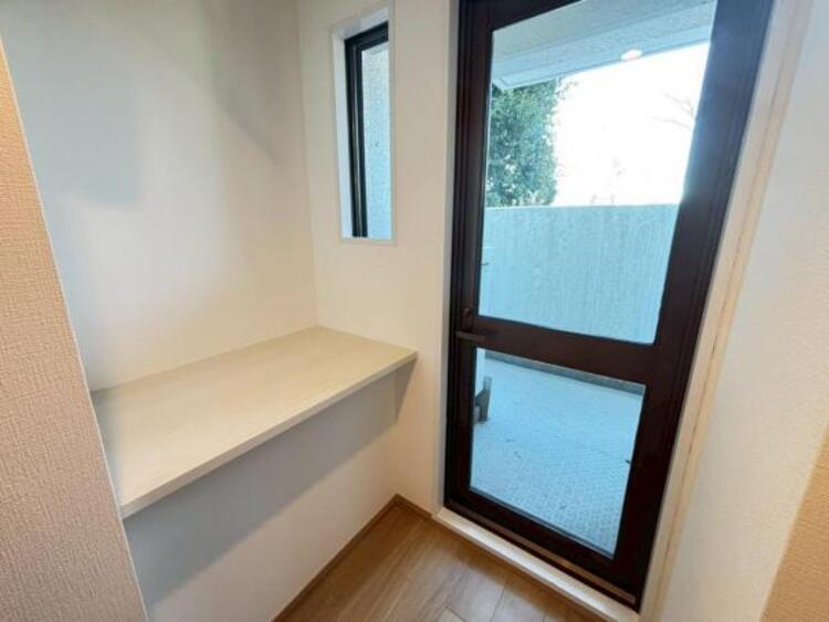 その他 洗濯置場の横にはカウンタースペースを設置。多目的にお使いいただける便利な空間です。