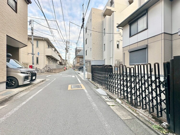 その他 閑静なエリアで、前面道路の交通量は少なく安心です。