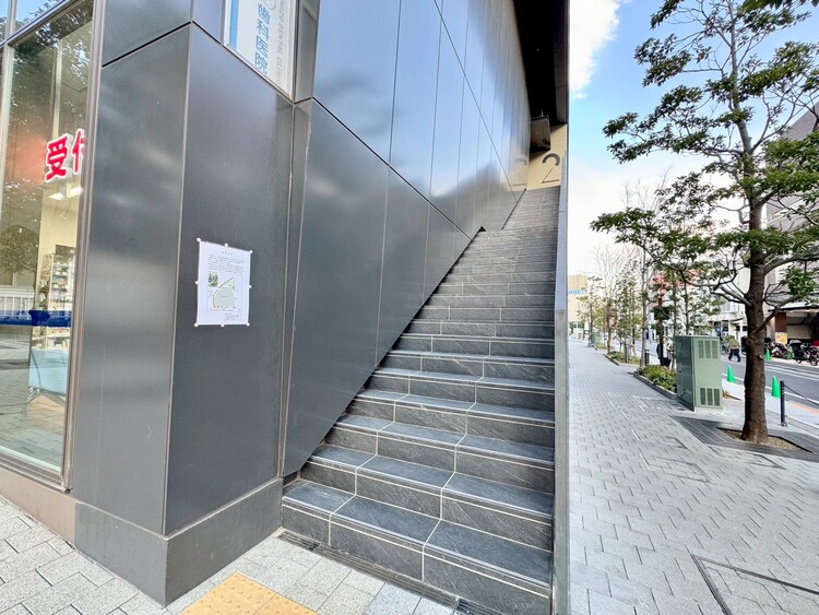 その他 共用部の階段です。明るく清潔に管理されています。