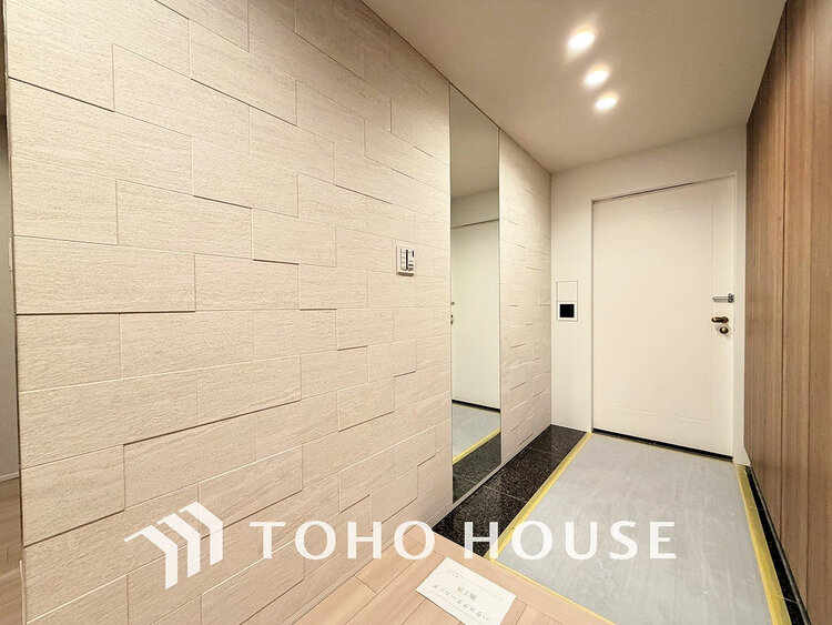 玄関 落ち着いた雰囲気の玄関、家族の帰りを暖かく迎えてくれます