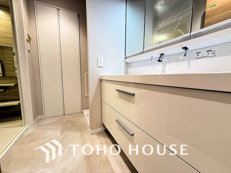 洗面 白を基調とした清潔感のある洗面室で朝の身支度を