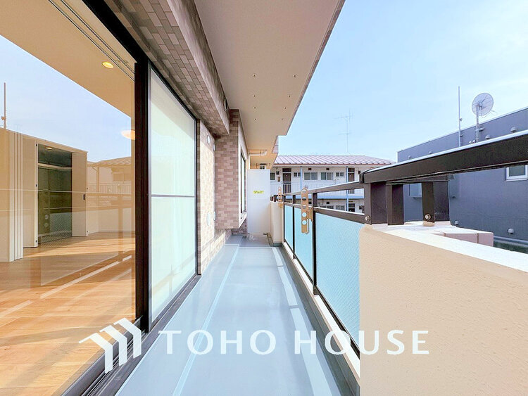 バルコニー 日当たりの良いバルコニーで晴れの日の洗濯物も楽しみになりますね