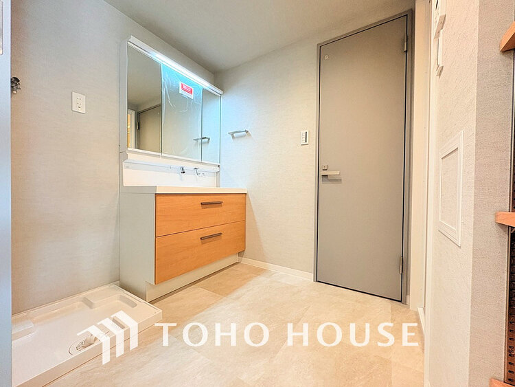 洗面 白を基調とした清潔感のある洗面室で朝の身支度を