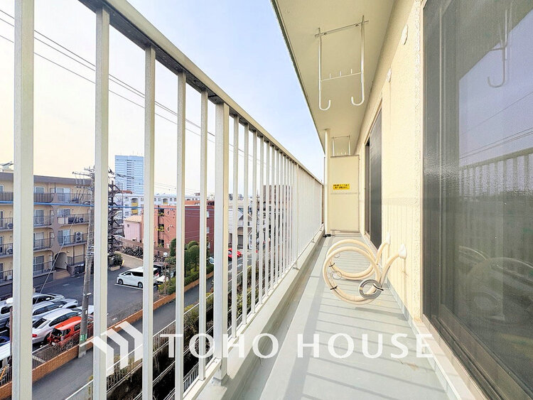 バルコニー 日当たりの良いバルコニーで晴れの日の洗濯物も楽しみになりますね