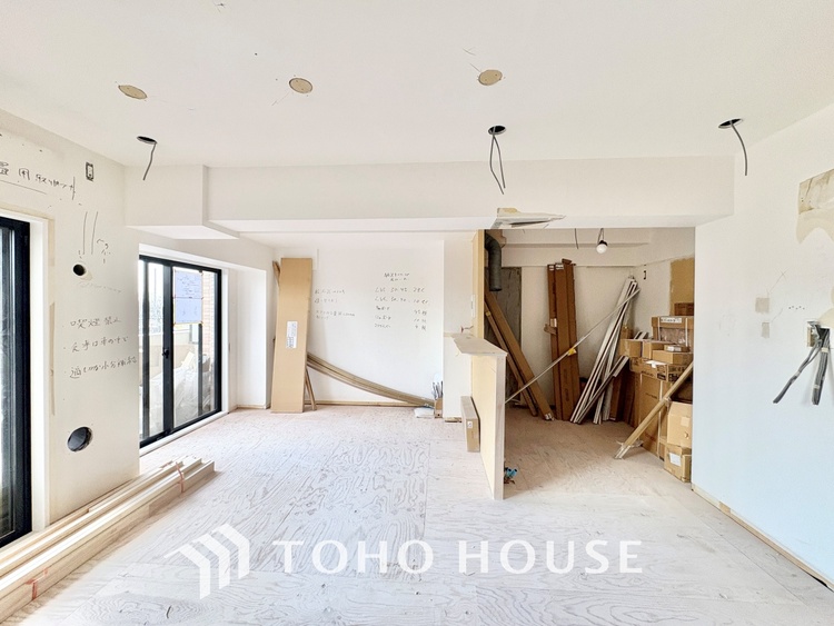 内装 大きなリビングは、高級感漂う設えとゆとりある広さで安心をもたらす特別な場所。暮らしの中心にふさわしい空間です。