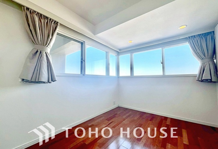 内装 風の通り道。舞い込んでくる風が優しく躍り、室内に爽やかな空気を運んでくる。そこに季節の息吹を感じて、いまがどんな季節なのかを実感する。