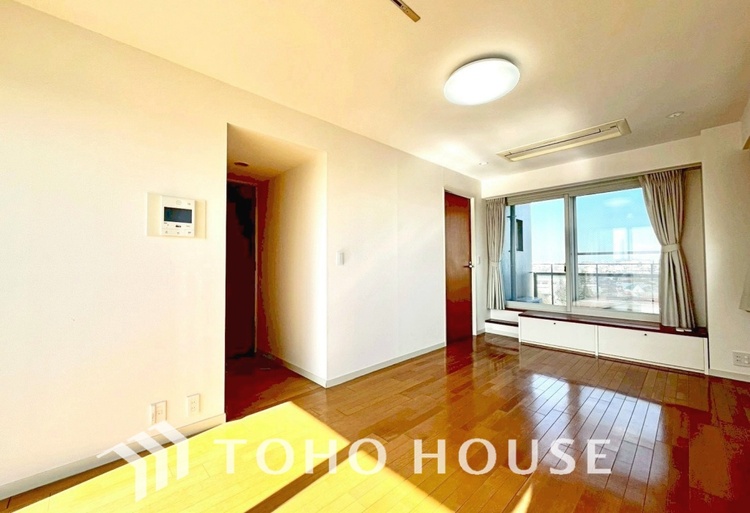 内装 ◆サンサンと◆差し込む太陽の光がこのリビングに笑いをもたらす。ソファの上のクッションがポカポカした暖気にぬくぬくと微睡んでいる。