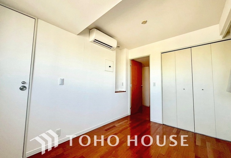 内装 使いやすく、明るい洋室に仕上がります。子供部屋や趣味のお部屋にご利用できます。ご自身で家具などを配置し、素敵な空間を創り上げられます。