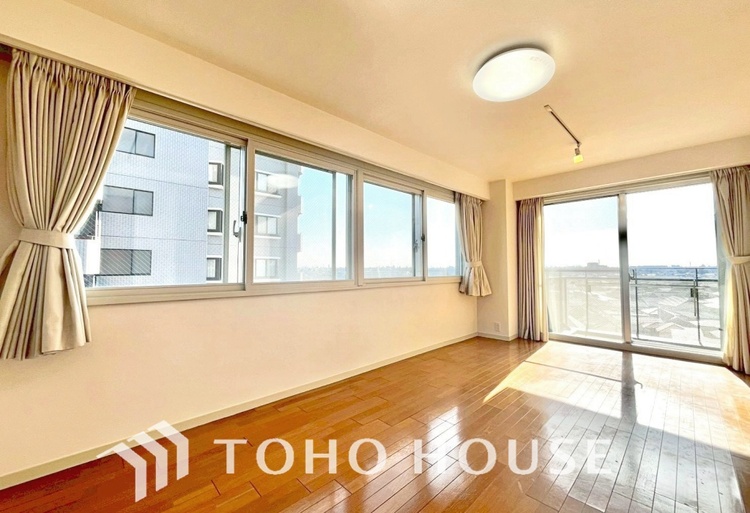 内装 ここはみんなが集い、食事と楽しい会話が始まる場所。話に夢中になりすぎて、ついつい時を忘れ、夜半過ぎになってしまう。そんな束の間の幸せを感じさせてくれます。