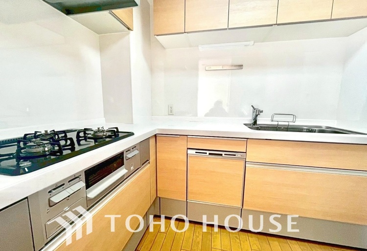 キッチン ◆愛育◆キッチンは家族の絆を育む大切な空間。シンプルで使い易いSystemKitchenで愉しく作る料理は愛情のある美味しいご馳走に。家族で使える広々としたダイニングキッチンです。