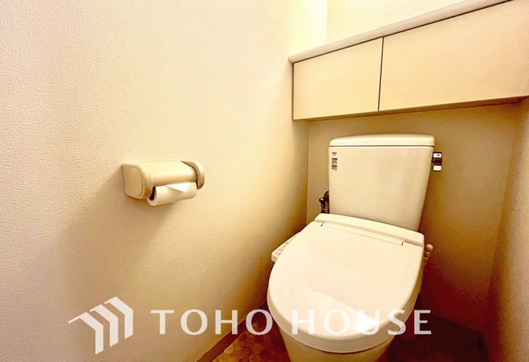 トイレ 清潔感あるホワイト調のクロスと温もり溢れるモダンカラーの床材が見事に調和した本邸宅は、毎日の生活を少しでも快適に過ごして頂ける様に落ち着いた雰囲気作りから行っています。