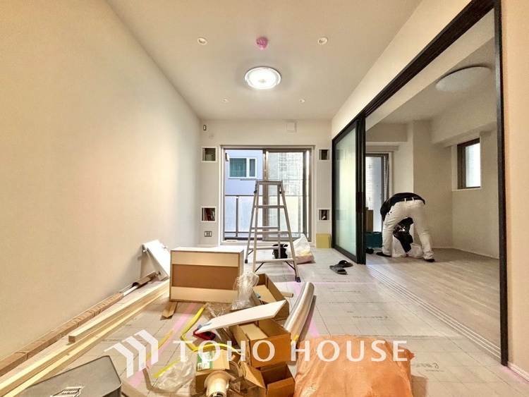 内装 【改装中】居心地のいい暮らしには欠かせない眩い採光。ゆったりとした幅の窓からこの空間に降り注ぐ採光が絶えない。明るいリビングこそ居心地のいい暮らしが待っているのだと思う。