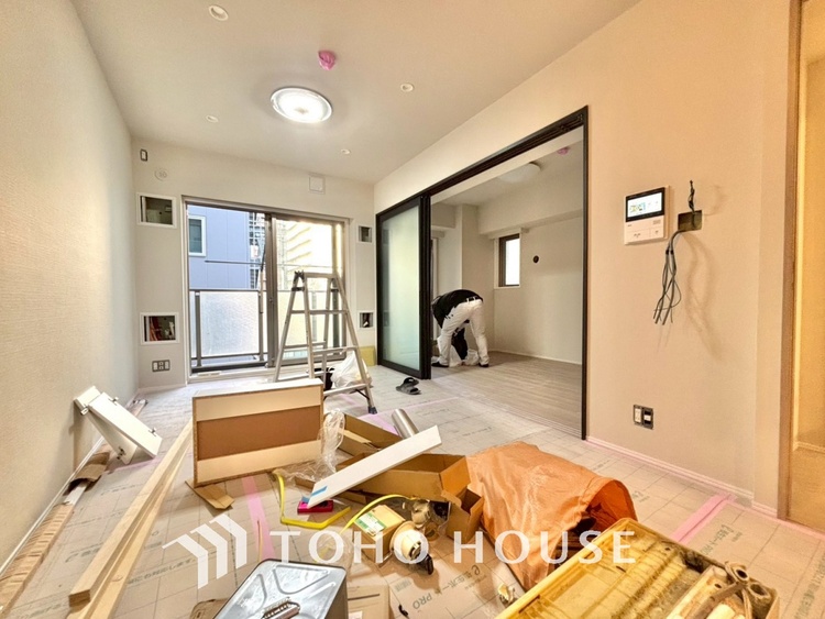 内装 【改装中】叶えたかったのは落ち着きのあるナチュラルな風合い、そして開放感があるリビング。優雅な気分に浸れる幸せな時間を家族が自然と集まりたくなるこの空間で。