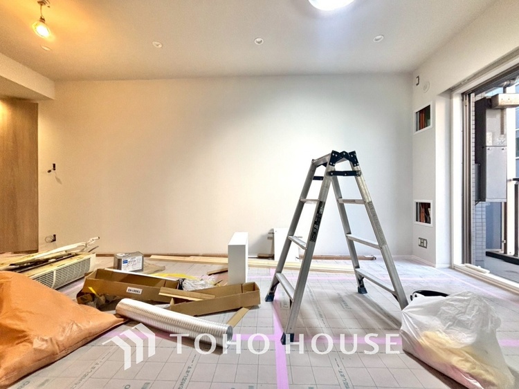 内装 【改装中】◆サンサンと◆差し込む太陽の光がこのリビングに笑いをもたらす。ソファの上のクッションがポカポカした暖気にぬくぬくと微睡んでいる。