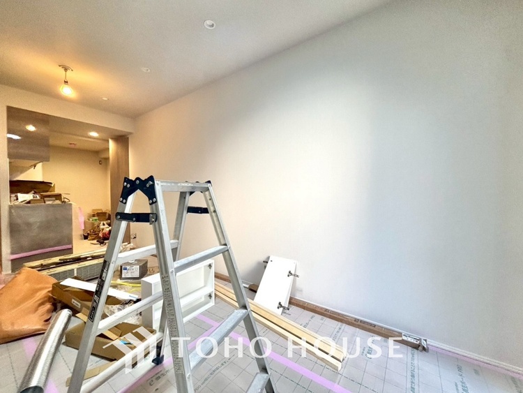 内装 【改装中】ここはみんなが集い、食事と楽しい会話が始まる場所。話に夢中になりすぎて、ついつい時を忘れ、夜半過ぎになってしまう。そんな束の間の幸せを感じさせてくれます。