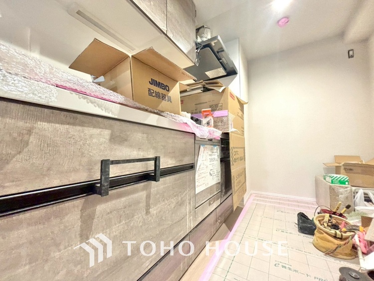 キッチン 【改装中】手元の収納から、足元の収納までが全てスライド式で、奥のスペースまで有効に活用できます。奥まで上から見渡せるので、たまにしか使わない調理器具もサッと取出せます。