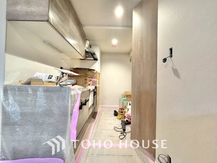 キッチン 【改装中】キッチンは家族の絆を育む大切な空間。シンプルで使い易いシステムキッチンで愉しく作る料理は愛情のある美味しいご馳走に。家族で使えるダイニングキッチンです。