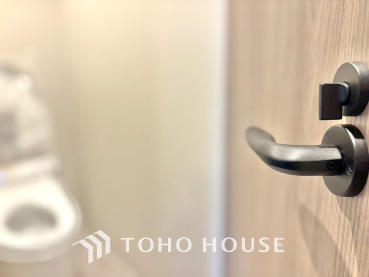 トイレ 【改装中】清潔感あるホワイト調のクロスと温もり溢れるモダンカラーの床材が見事に調和した本邸宅は、毎日の生活を少しでも快適に過ごして頂ける様に落ち着いた雰囲気作りから行っています。