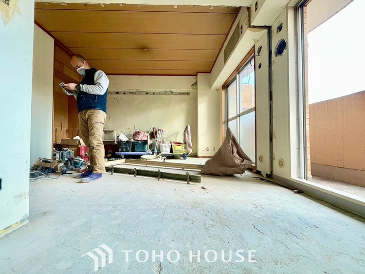 内装 【改装中】明るいリビングこそ居心地のいい暮らしが待っているのだと思う。