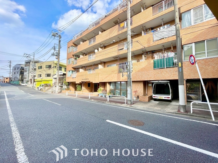 外観 ほんの少しのこだわり。ちょっとした色使いがその家がもつ雰囲気、趣（おもむき）を携え、暮らす家族や訪ねてくる友人・知人に新鮮な香りを運んできます。