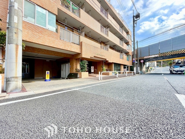 外観 ほんの少しのこだわり。ちょっとした色使いがその家がもつ雰囲気、趣（おもむき）を携え、暮らす家族や訪ねてくる友人・知人に新鮮な香りを運んできます。