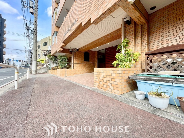 外観 ほんの少しのこだわり。ちょっとした色使いがその家がもつ雰囲気、趣（おもむき）を携え、暮らす家族や訪ねてくる友人・知人に新鮮な香りを運んできます。