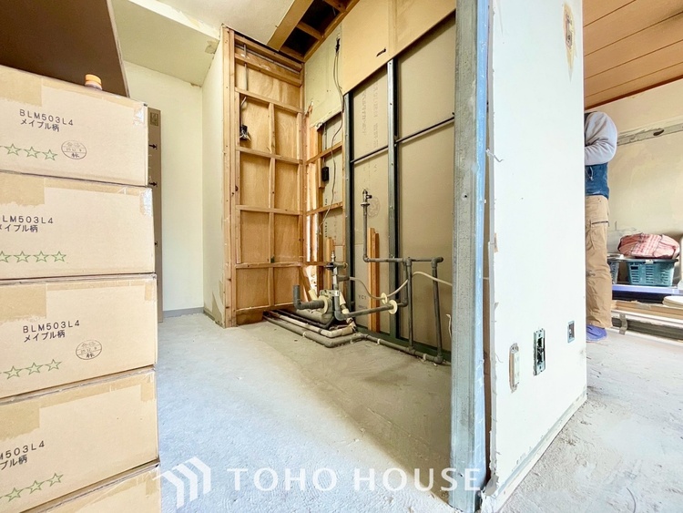 キッチン 【改装中】手元の収納から、足元の収納までが全てスライド式で、奥のスペースまで有効に活用できます。奥まで上から見渡せるので、たまにしか使わない調理器具もサッと取出せます。