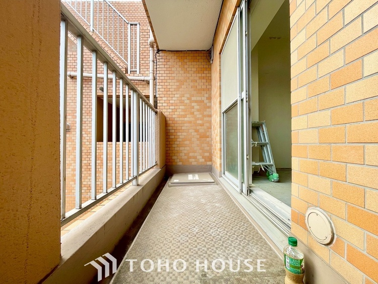 バルコニー ほんの少しのこだわり。ちょっとした色使いがその家がもつ雰囲気、趣（おもむき）を携え、暮らす家族や訪ねてくる友人・知人に新鮮な香りを運んできます。