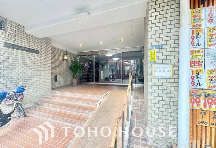 エントランス 現地に実際に行ってみることでしか感じられないことがたくさんあります。周辺環境や街の雰囲気など、たくさんのことを感じていただけます。是非一度ご見学くださいませ。