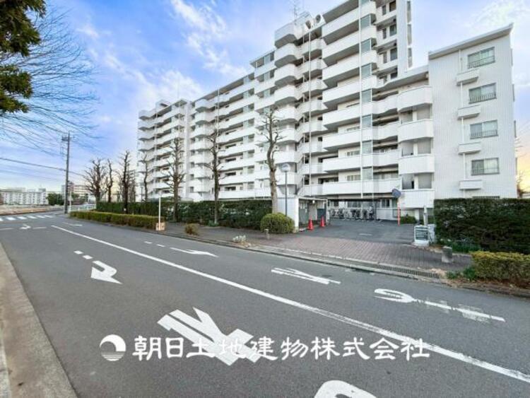 外観 【外観写真】無駄のないデザインと落ち着いたカラーリングが特徴のシンプルモダンな住宅。