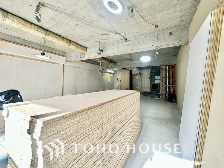 エントランス 【ENTRANCE】◆家族◆家で家族と過ごす時間は限られている。帰りを待つ家族の元へと急ぐときの弾む思い。そんな思いを引き立てる邸宅。