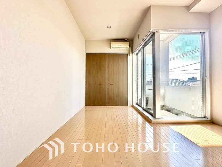 内装 現在改装中◆陽光◆が差し込む。この開放的なLDKに家族の笑顔が集う。家族が一緒に過ごす空間は明るく、そして居心地よく。