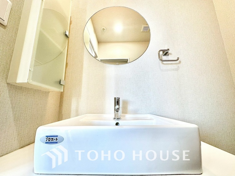 洗面 現在改装中◆快適◆煌びやかな暮らしの中にも忘れたくない快適さ。大きな収納が助けてくれます。