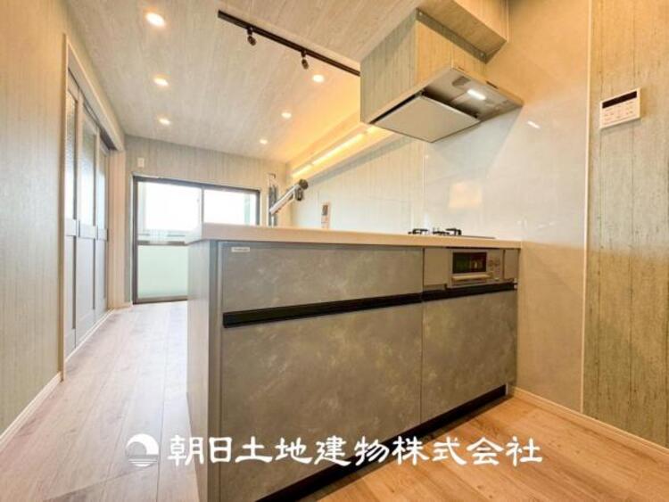 キッチン 【キッチン】住宅の主役でもあり、日常生活を過ごす上で重要な水回りでもあるからこそ機能性・デザイン性に拘りました。お掃除のしやすいシステムキッチンを設置しました。