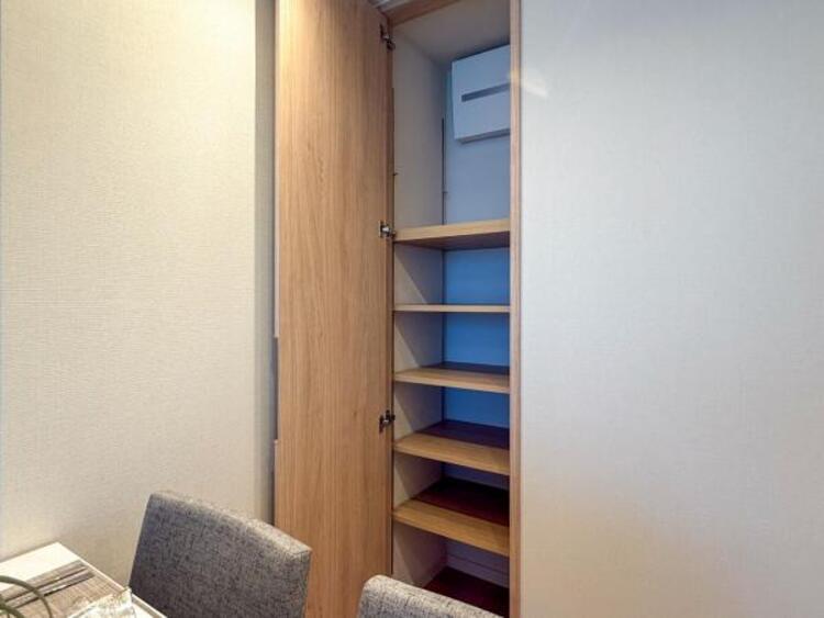 収納 リビングにある収納スペース。空間を効率的に利用し、一日の始まりと終わりを美しく演出します。