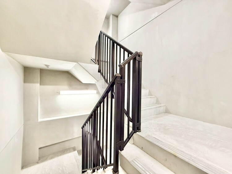 その他 共用部の階段です。明るく清潔に管理されています。