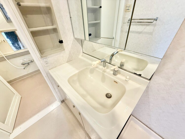 その他 清潔感を感じられる洗面化粧台。