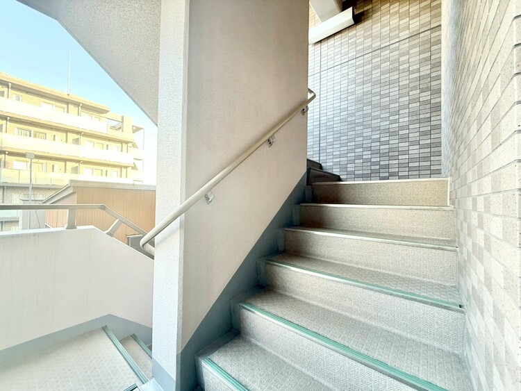その他 共用部の階段です。明るく清潔に管理されています。