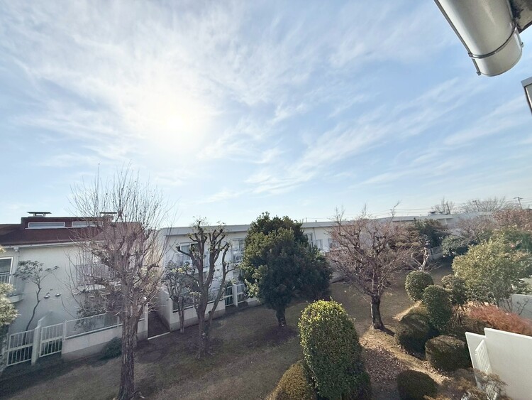 バルコニー 眺望や窓からの景色が良いと、家で過ごす時間も快適です。