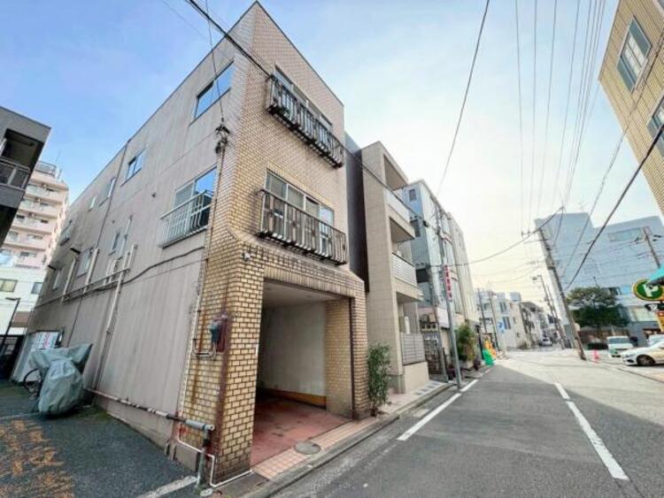 外観 青空を背景にスタイリッシュな外観が住まう人に誇りを与えます。駅周辺施設も利用でき快適生活が送れます！四季を通じて自然と触れ合えるスポットが周辺には沢山あり、お散歩やジョギング週末の遊びにおすすめです。																						 