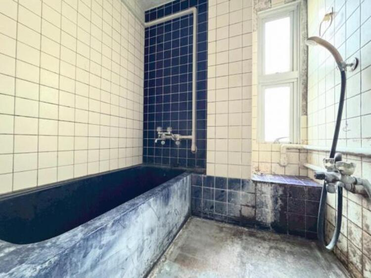 風呂 窓のあるバスルームは明るく気持ちの良い空間です！！　換気環境も良好。掃除もスムーズに出来ます。