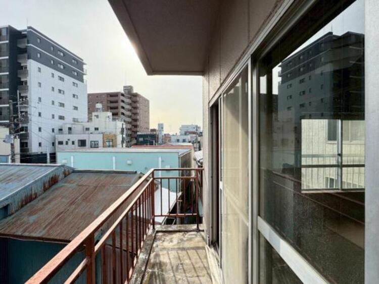 バルコニー 太陽の光と爽やかな風を受けられるバルコニーです。太陽の匂いを感じられそうです！ 