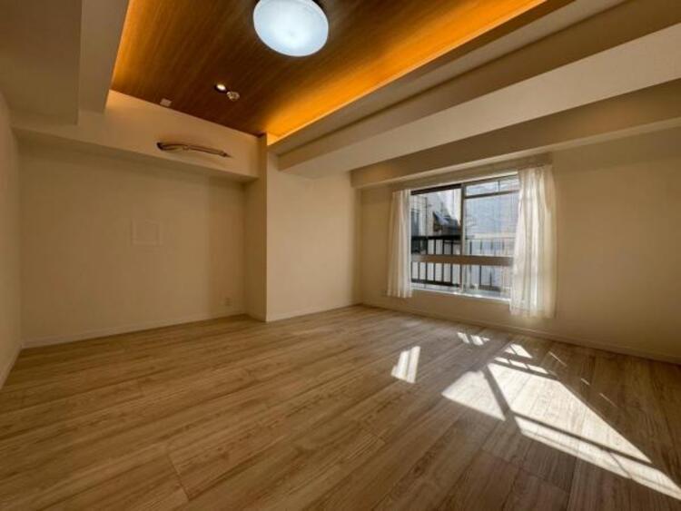 居間 お天気が晴れの日は照明をつけなくても充分明るいリビングです！どこか落ち着きのある広々とした内装です！皆で過ごす空間が、目に浮かんでくる様な優しいリビングダイニングです！くつろいだり楽しい時間を是非！