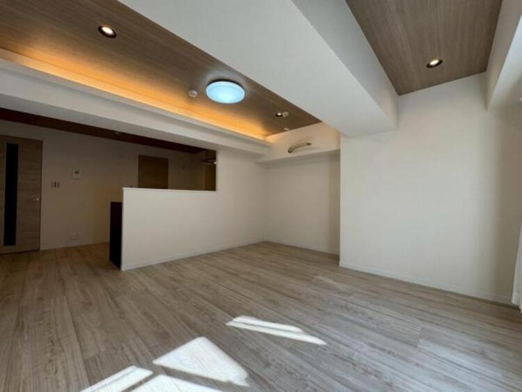 居間 リビングにあふれる採光と心地よい風のつどう調和された空間！！生活を彩る充実した日々が過ごせそうです。家族の滞在期間が長くなることを予測して、設計士が思いと工夫をこらした自慢のリビングダイニング！！！