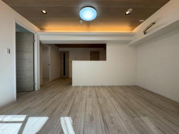 居間 開放感とプライベート感が見事に両立されたリビングダイニング！通常では相反するファクターがともにそろうと極上のくつろぎ空間が生まれます。だれにも譲りたくない至福の空間で過ごす日々は生活をより豊かにします