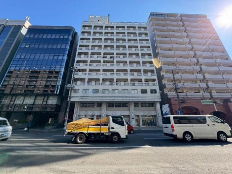 外観 住みやすさとデザイン性を両立させた欲張りな住宅が登場しました　相反しがちなことが相互作用でより良質に！本物だけが表現することができる質の高い機能美はよきものをつなげた古くからの伝統と最新技術の結晶です																			