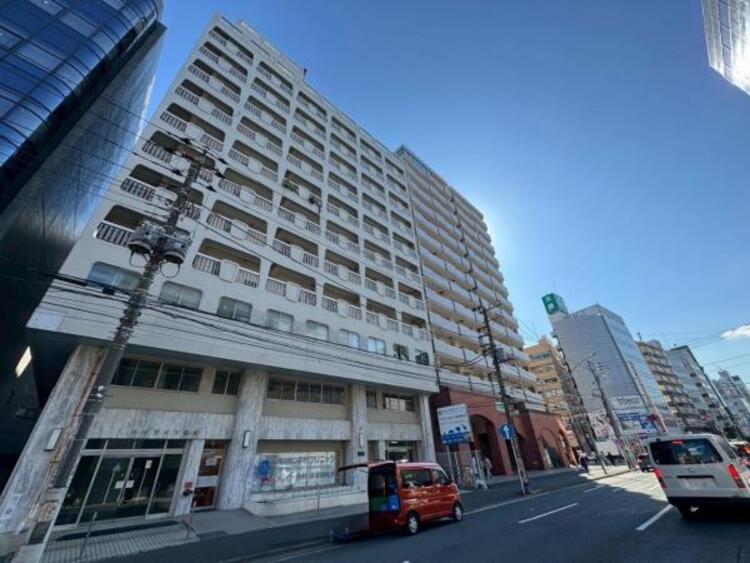 外観 青空を背景にスタイリッシュな外観が住まう人に誇りを与えます。駅周辺施設も利用でき快適生活が送れます！四季を通じて自然と触れ合えるスポットが周辺には沢山あり、お散歩やジョギング週末の遊びにおすすめです。																						