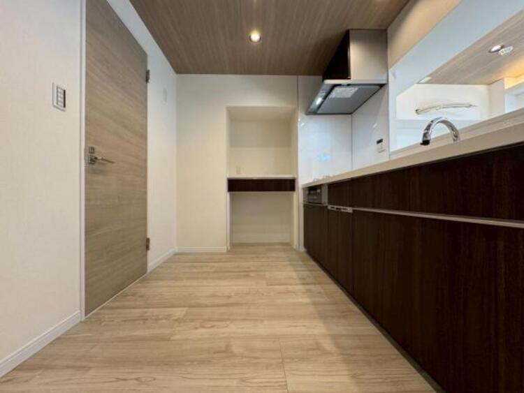 キッチン リビングダイニングが見渡せるカウンターキッチン！　お料理をする人も開放感が心地いいです。