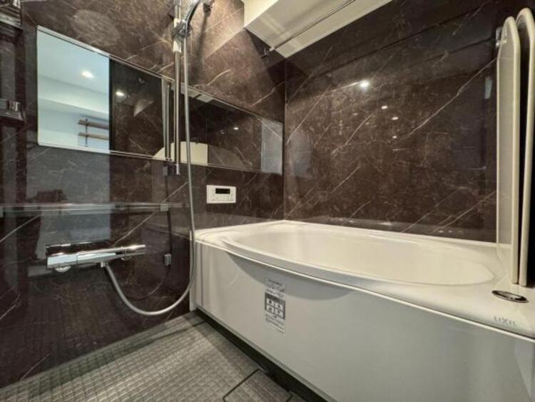 風呂 ゆったりと寛げる広々バスで足を伸ばしてリラックス。　最新のユニットバスは設備も充実です。